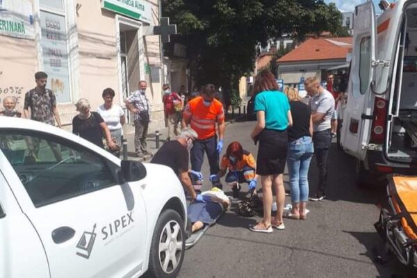 O femeie în vârstă care a traversat neregulamentar strada, lovită de o mașină în Piața Mihai Viteazul – FOTO