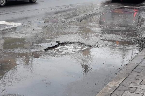 VIDEO – A crăpat asfaltul în față la Sora. Un crater uriaș, pericol public pentru șoferi!