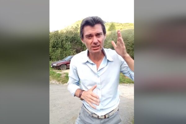 „Independentul” Daniel Meze le arată primarului Horia Șulea și viceprimarului Bogdan Pivariu problemele satului Tăuți din comuna Florești: lipsa unui sistem de canalizare și drumuri neasfaltate!