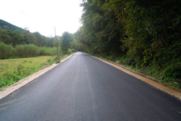 A început asfaltarea unui sector al drumului județean 103K Căpușu Mare – Râșca