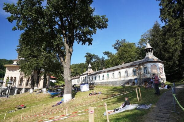 5000 de credincioși au fost vineri la Mănăstirea Nicula. 16 persoane au avut nevoie de îngrijiri medicale