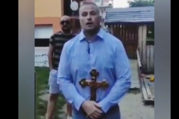 Au început atacurile murdare la Cluj în prima zi de campanie electorală. Cinci extremiști agresivi, în frunte cu bătăușul Călin Mărincuș, simpatizanți ai lui Emil Boc, i-au agresat verbal pe voluntarii USR-PLUS și pe Emanuel Ungureanu