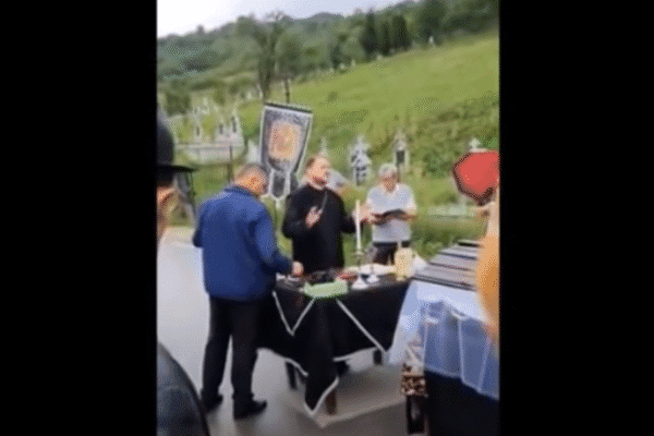 Preotul din Cluj care a umilit o familie în timpul unei slujbe de înmormântare obligat să plătească daune morale