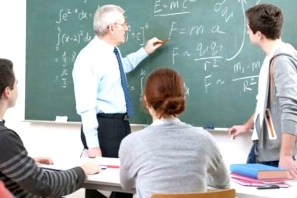 Profesor de matematică din Cluj, cu grave probleme psihice. A fost deja condamnat pentru ultra și purtare abuzivă față de niște elevi