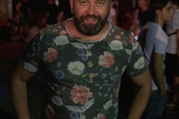 Patron cu patru localuri în centrul Clujului, revoltat pe Facebook despre clasa politică: „Evenimente în interior pentru campania electorală, barurile rămân închise. Angajaţii în şomaj tehnic, bugetarii cu salariu întreg”