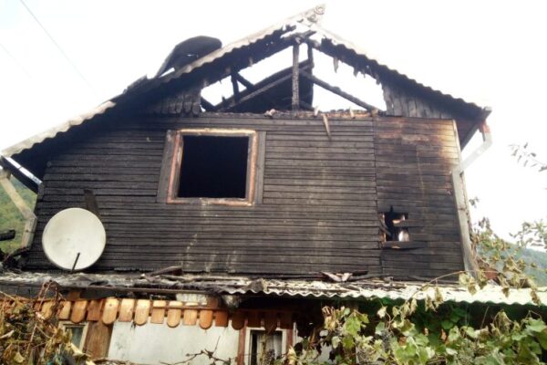 Cabană din Someșul Rece, distrusă de un incendiu