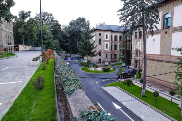 Cum arată curtea recent renovată a Spitalului Clinic Județean de Urgență Cluj-Napoca – FOTO