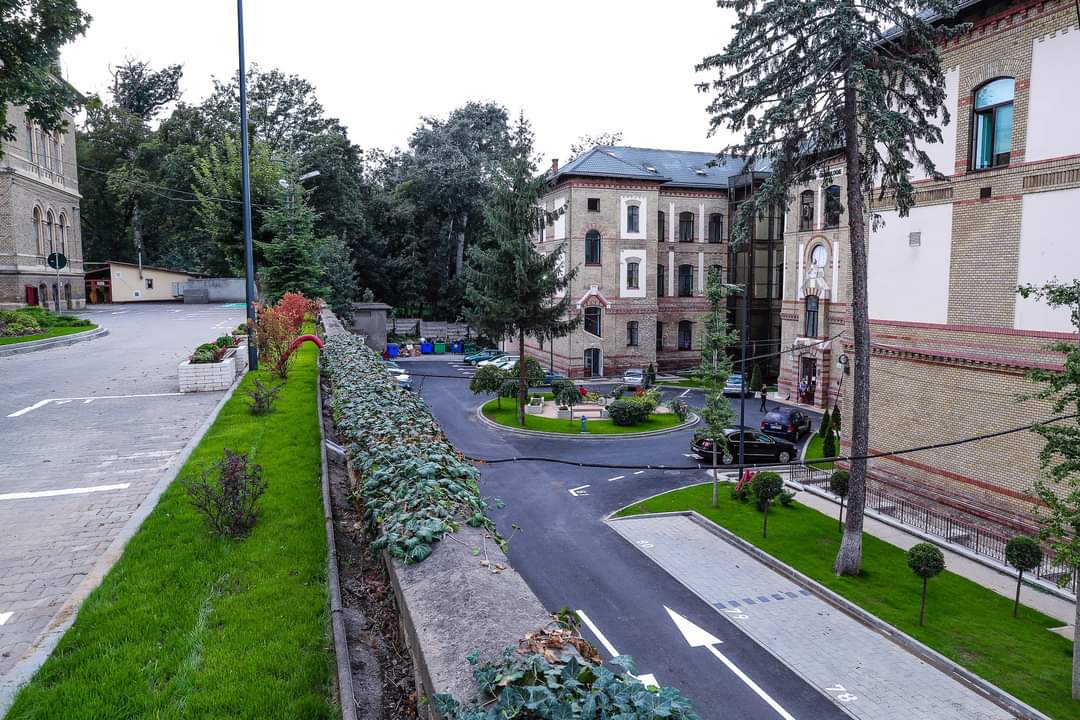 Cum arată curtea recent renovată a Spitalului Clinic Județean de Urgență Cluj-Napoca – FOTO