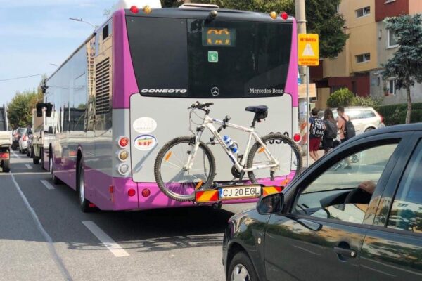 Proiect pilot. Autobuze cu suport pentru biciclete pe trei linii la Cluj-Napoca