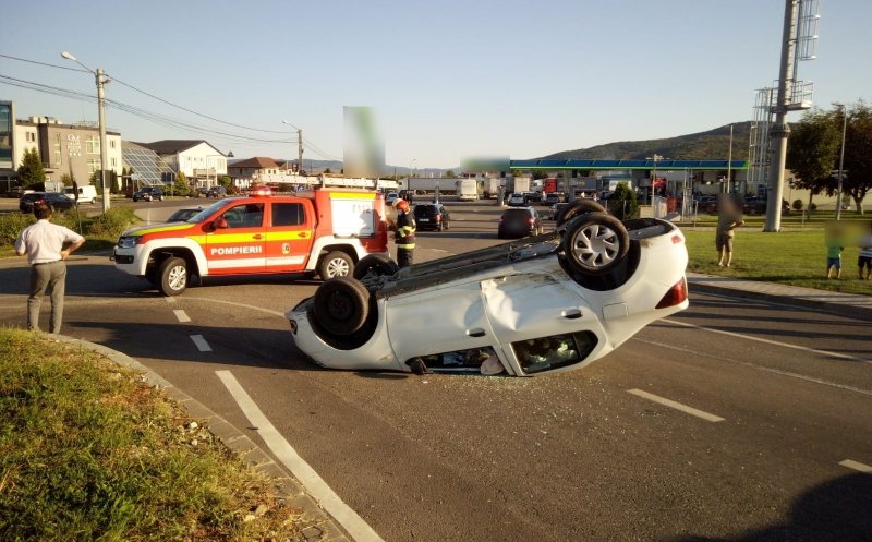 ACCIDENT LA DEJ. Două mașini s-au ciocnit violent, iar una a ajuns cu roțile-n sus