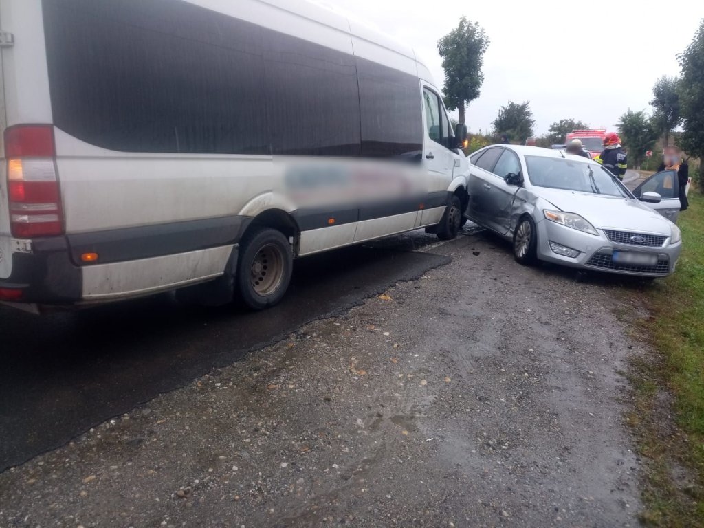 ACCIDENT la ieșire din Apahida între un microbuz și o mașină