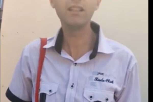 Acest bărbat este acuzat că se leagă de copile în centrul Clujului. A fost dus la Poliție!