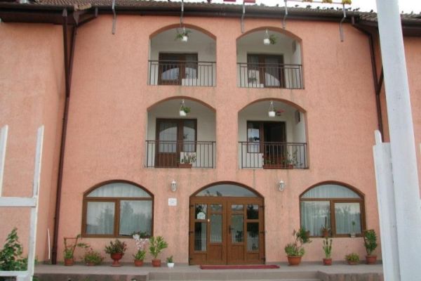 FOCAR de COVID-19 la căminul de bătrâni „Hermina” din Gilău, cu același proprietar ca cel din Dezmir! 45 de persoane depistate pozitiv, iar patronul se alege cu dosar penal