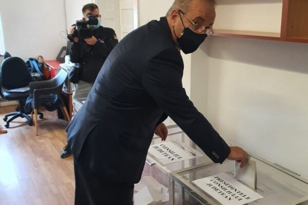 ALEGERI LOCALE 2020: Vasile Dîncu, la urne: „Am votat în primul rând pentru echilibru, pentru nevoia de a împărți puterea”