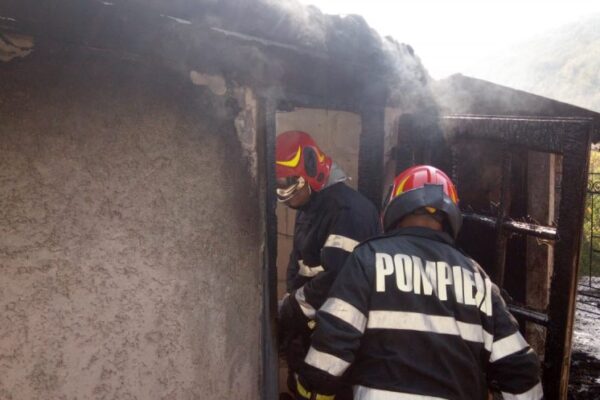 O scânteie a aparatului de sudură a pornit un incendiu la o casă din localitatea Vad