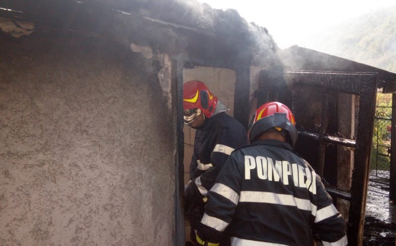 O scânteie a aparatului de sudură a pornit un incendiu la o casă din localitatea Vad