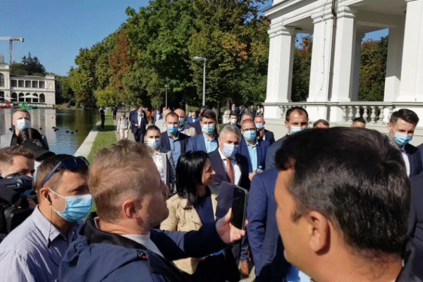 Extremistul agresiv Călin Mărincuș s-a dat în spectacol la vizita premierului Ludovic Orban la Cluj: „Veniți cu mine să vedem bolnavii de coronavirus care nu există”