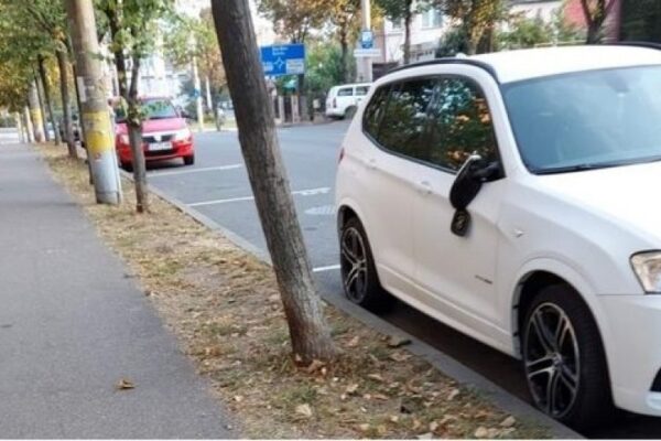 Zeci de mașini vandalizate de un necunoscut sâmbătă noapte în Gheorgheni