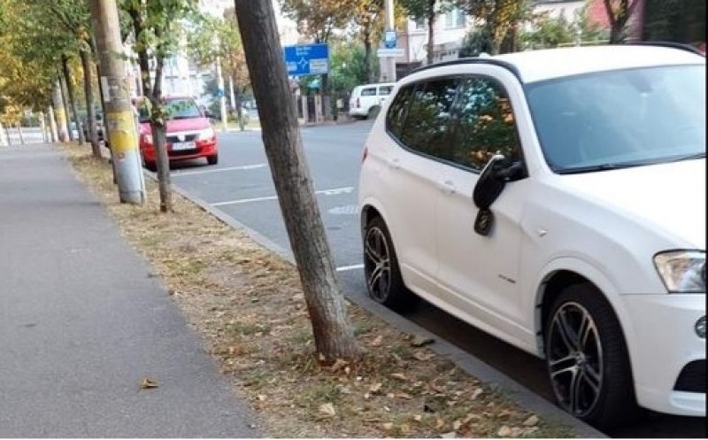 Zeci de mașini vandalizate de un necunoscut sâmbătă noapte în Gheorgheni
