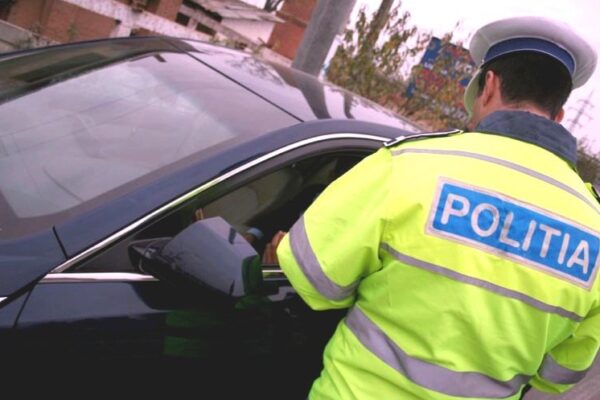 Un bărbat de 47 ani a fost prins de polițiști mort de beat la volan și fără permis după ce a produs un accident în Mănăștur
