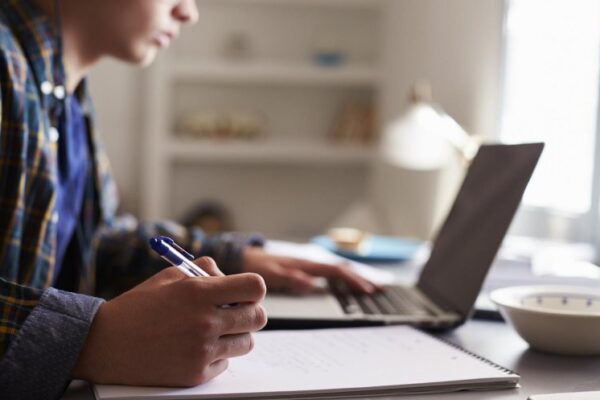 Care vor fi regulile de predare online: Profesorii pun note fără acordul părinților, iar elevii primesc absențe, dacă nu participă la ore