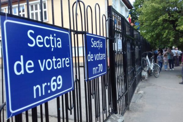 Se închid școlile din Cluj în care sunt secții de votare timp de 3 zile, iar elevii vor face cursuri online