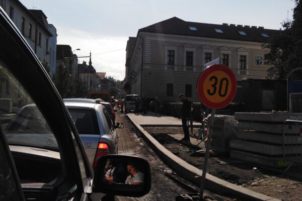 Demagogul Boc! Mii de clujeni se chinuie în trafic în zona Pieței Lucian Blaga. Constructorul este în mare întârziere