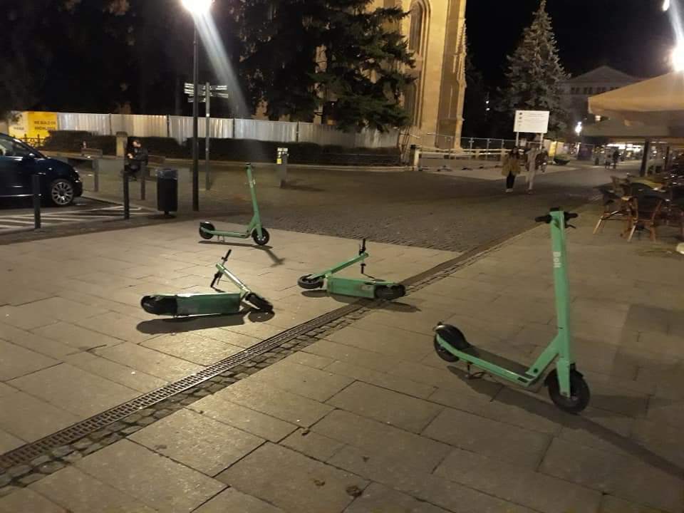 În așteptarea noului regulament, trotinetele electrice continuă să creeze haos în oraș – FOTO