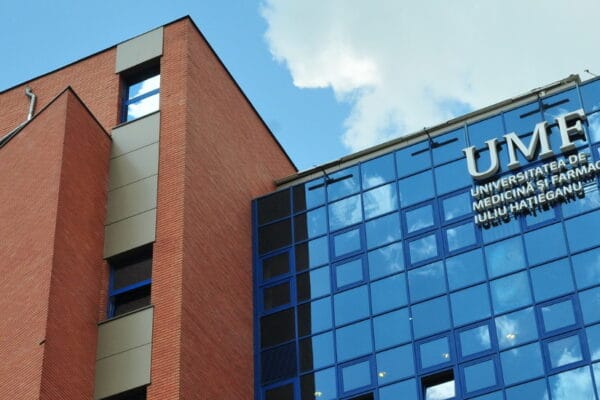 FOCAR de COVID la UMF Cluj. 20 de studenți străini confirmați pozitiv și izolați într-un cămin