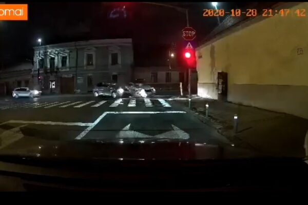 Accident spectaculos în Cluj Napoca! A intrat în plin într-o mașină care circula pe roșu! VIDEO