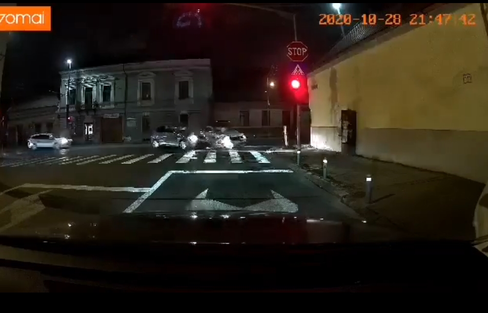 Accident spectaculos în Cluj Napoca! A intrat în plin într-o mașină care circula pe roșu! VIDEO