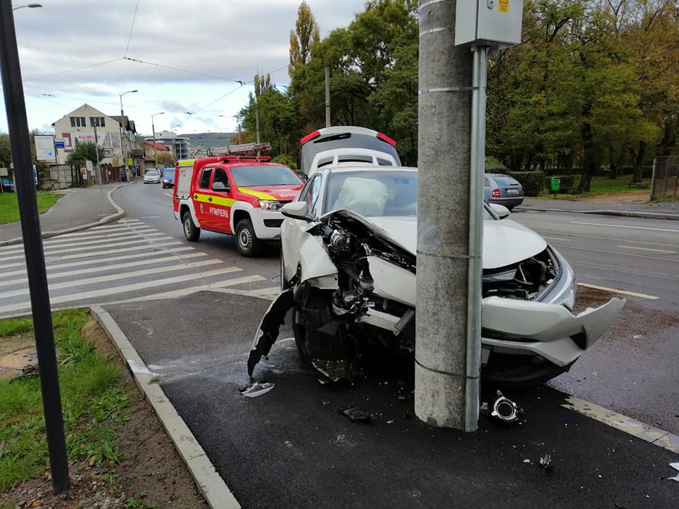 ACCIDENT pe strada Oașului. Un autoturism s-a izbit de un stâlp