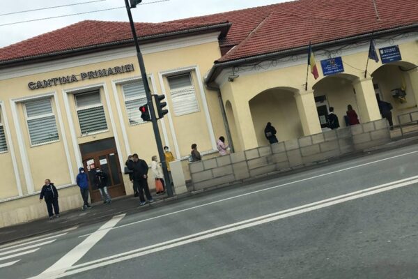 Poliția Cluj nu scapă de celebrul dosar cu șină! Cozi mari la Serviciul Cazier unde nu s-a auzit de internet!