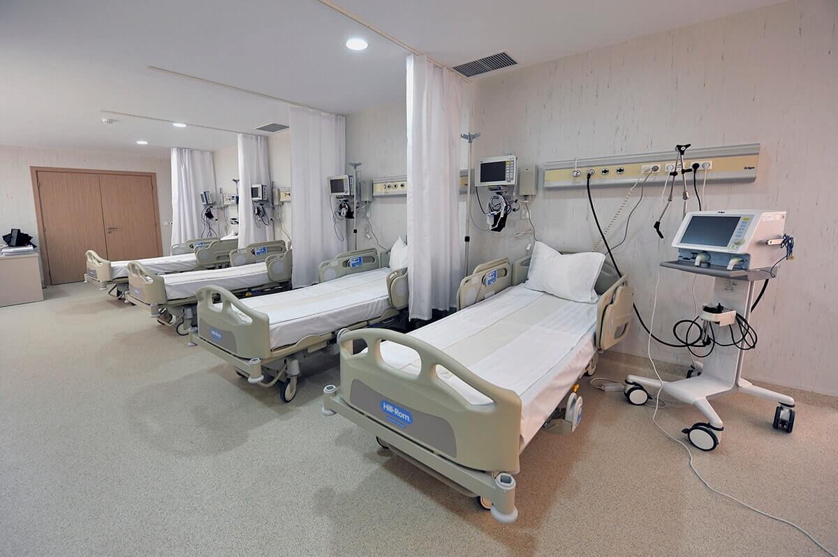 INCREDIBIL, dar adevărat. Un spital din România are 15 paturi libere la ATI, dar nu poate prelua pacienți COVID pentru că se fac renovări