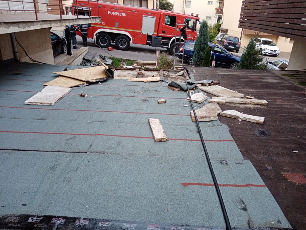 INCENDIU pe o stradă din Bună Ziua. Au luat foc acoperișurile de pe două imobile
