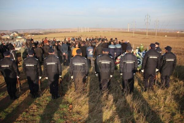 Jandarmeria Cluj s-a făcut de mare rușine! A dat onorul la moartea unui fost torționar securist!