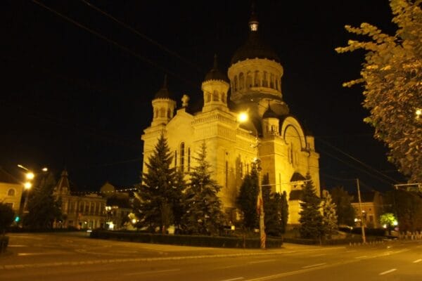 Catedrala Mitropolitană, iluminată în albastru-verzui, în semn de solidaritate pentru lupta împotriva cancerului