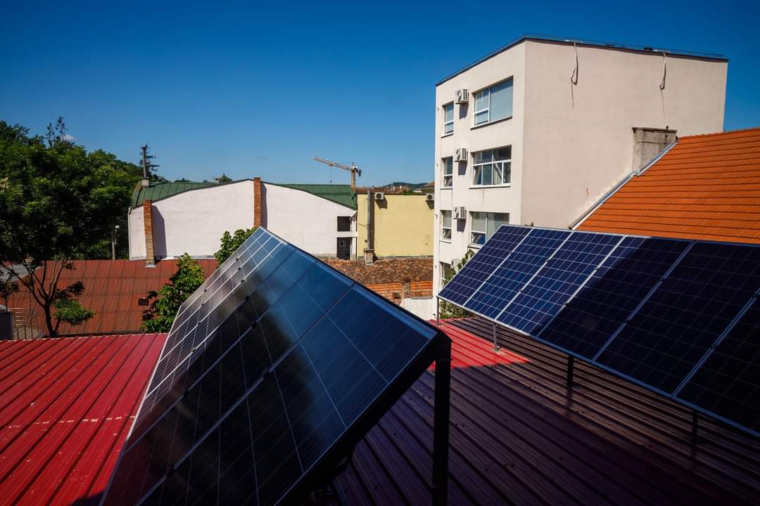 Un nou proiect pe fonduri europene la Cluj. 640 de panouri fotovoltaice instalate pe 7 clădiri publice
