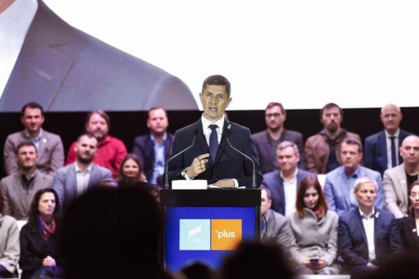Toți parlamentarii USR își dau marți demisia pentru a nu beneficia de pensie specială