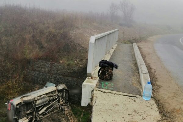Accident spectaculos la Bobâlna! A plonjat cu mașina de la 20 de metri!