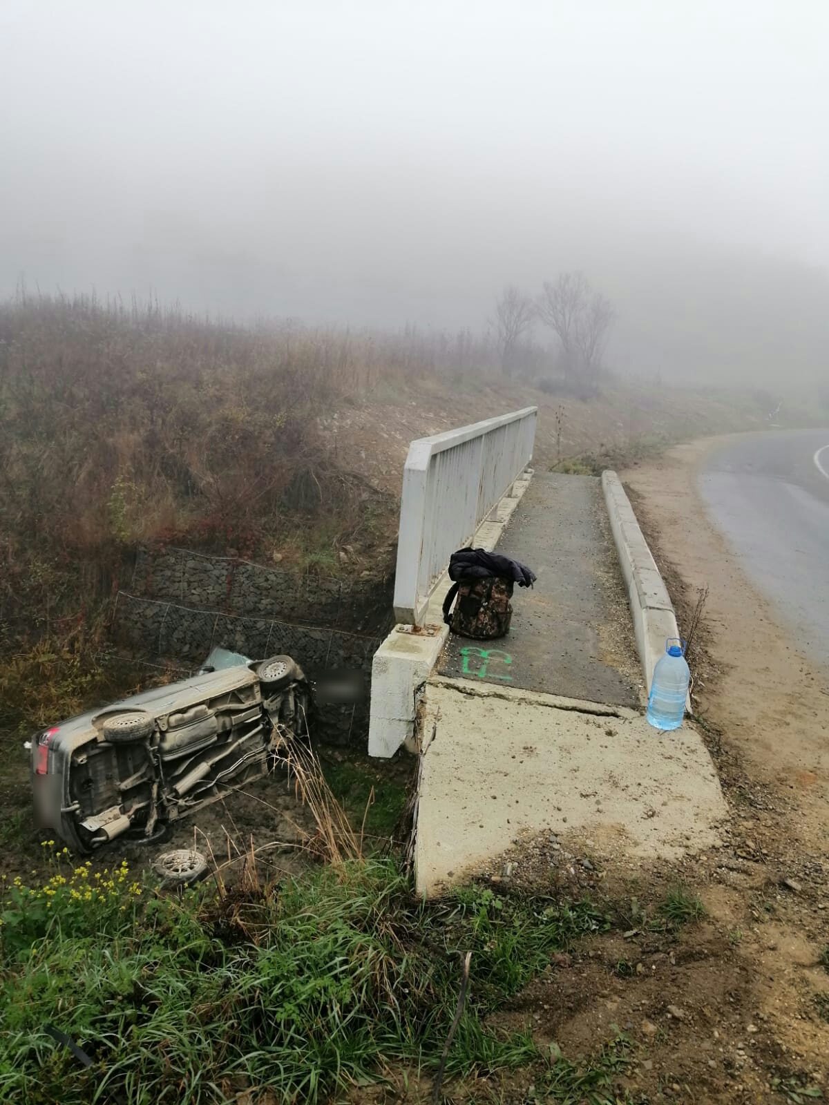 Accident spectaculos la Bobâlna! A plonjat cu mașina de la 20 de metri!