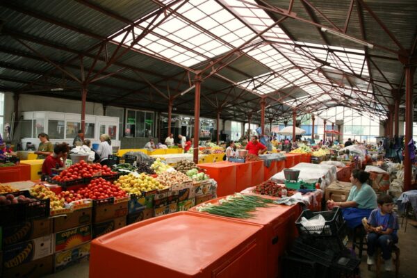 Camera Deputaților a votat amendamentul PSD și piețele agroalimentare vor putea funcționa în continuare chiar și în spații închise