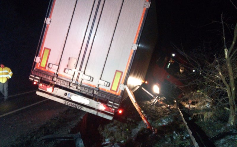 Accident la Izvoru Crișului. Un tir plin de legume și fructe s-a răsturnat din cauza poleiului