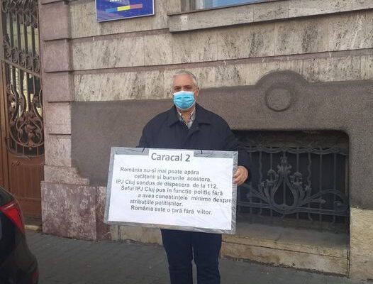 Scandal în fața Prefecturii Cluj! Un fost polițist protestează împotriva incompetenței foștilor colegi!
