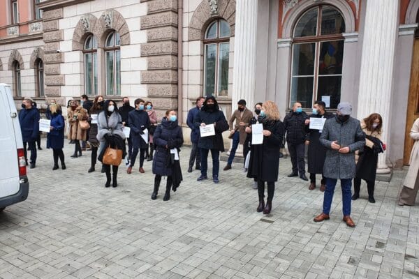 SOLIDARITATE. Avocații clujeni au ieșit astăzi în stradă în semn de protest față de condamnarea avocatului Robert Roșu – FOTO