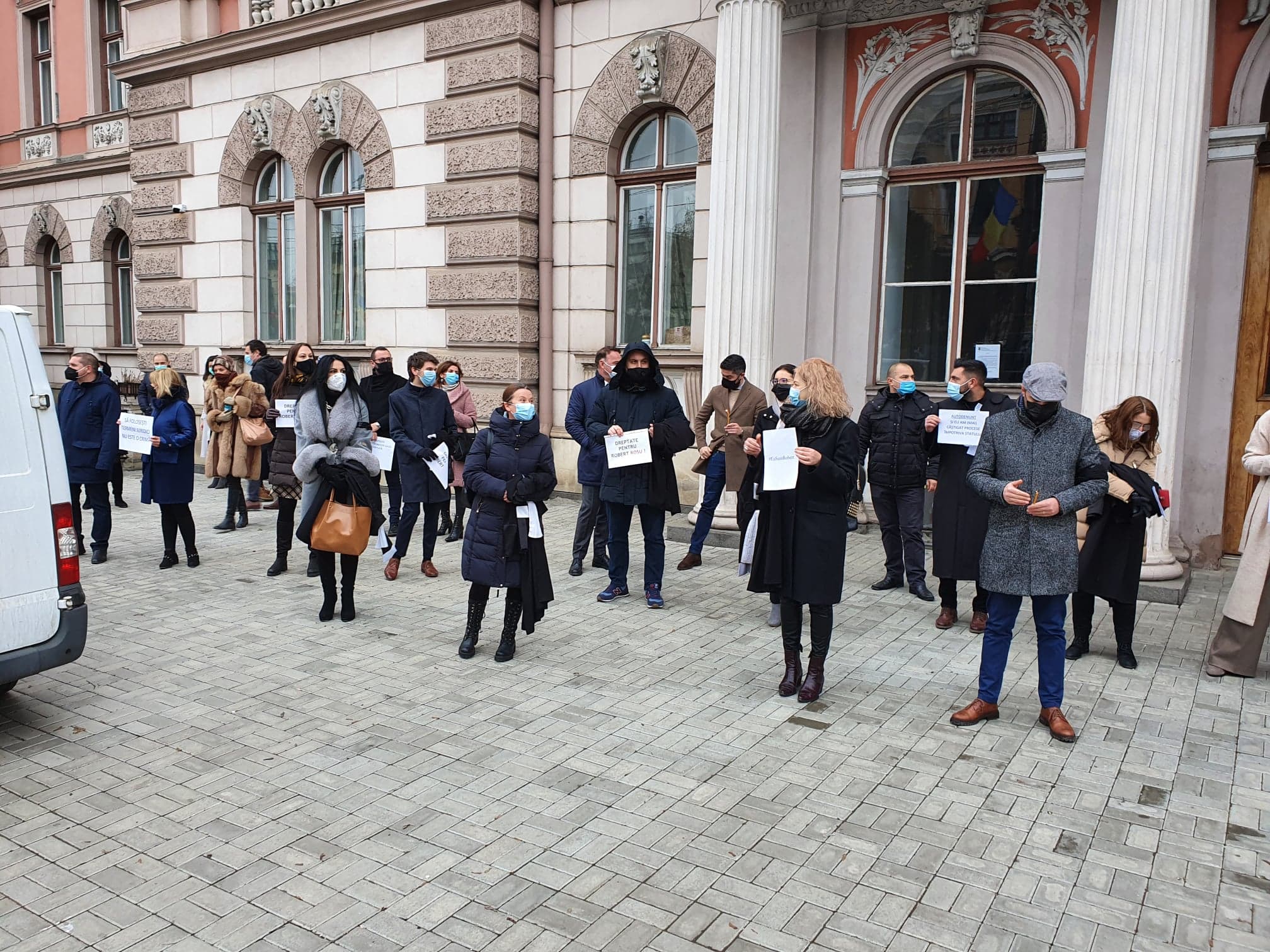 SOLIDARITATE. Avocații clujeni au ieșit astăzi în stradă în semn de protest față de condamnarea avocatului Robert Roșu – FOTO