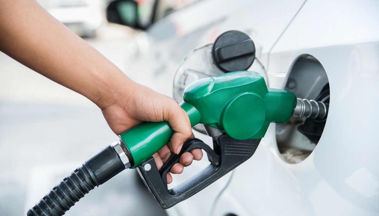 Guvernul va prelungi compensarea carburanților cu 50 de bani pentru încă 3 luni