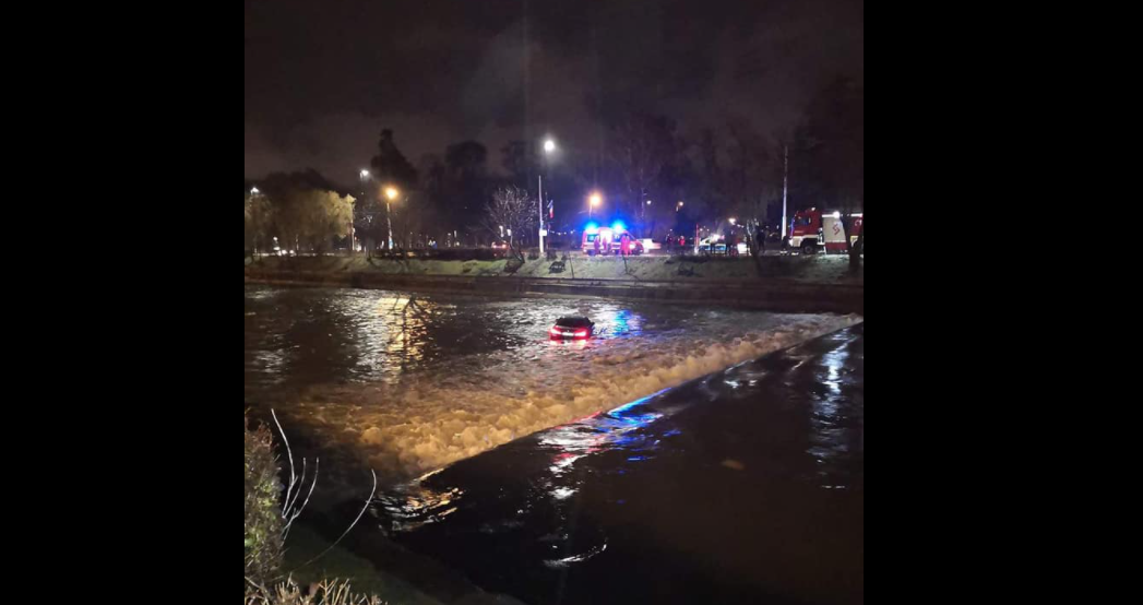 Un BMW a ajuns în mijlocul Someșului lângă Cluj Arena – FOTO