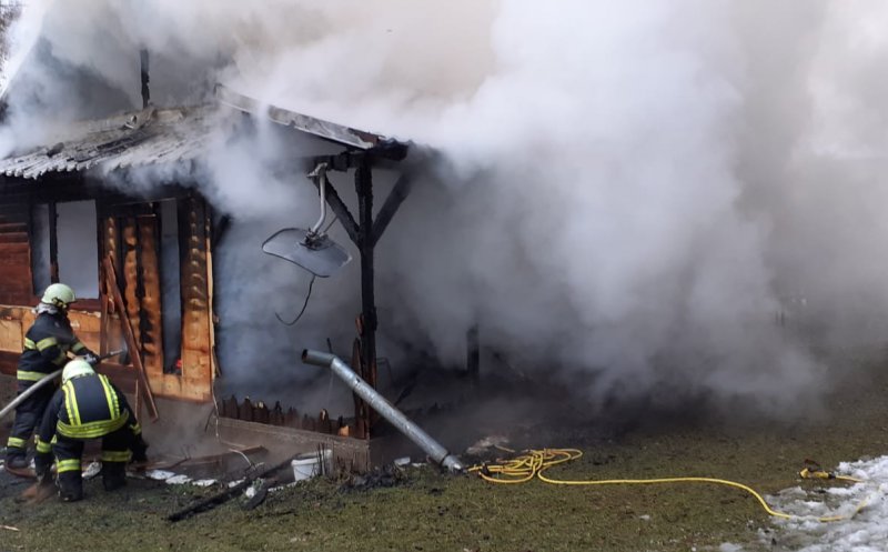 INCENDIU în prag de iarnă. O cabană a ars ca o torță în Muntele Băișorii