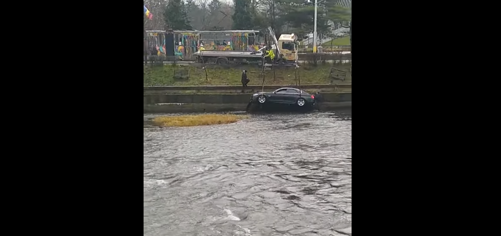 Mașina căzută în Someș vineri seara a fost scoasă abia sâmbătă